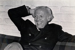 Humberto Díaz Casanueva sonriendo, hacia 1971