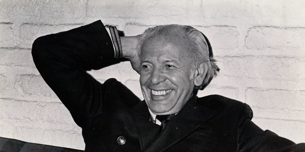 Humberto Díaz Casanueva sonriendo, hacia 1971