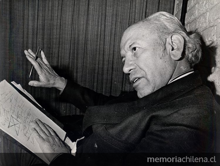 Humberto Díaz Casanueva de perfil sosteniendo un lápiz en la mano derecha, hacia 1971