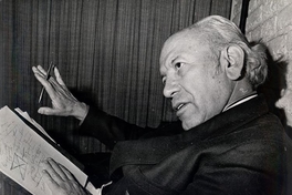 Humberto Díaz Casanueva de perfil sosteniendo un lápiz en la mano derecha, hacia 1971