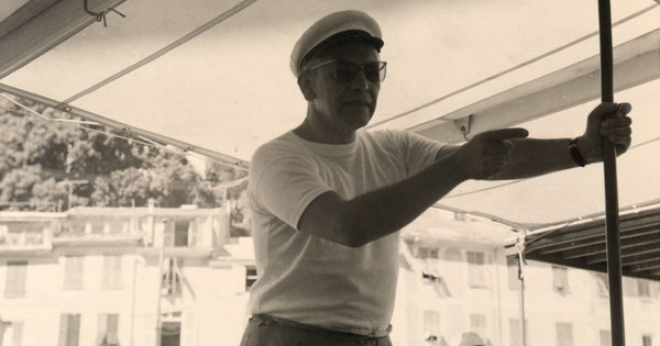Humberto Díaz Casanueva con gorro marino y lentes de sol, hacia 1980