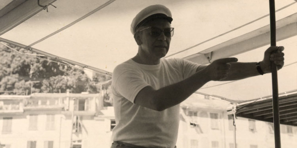 Humberto Díaz Casanueva con gorro marino y lentes de sol, hacia 1980