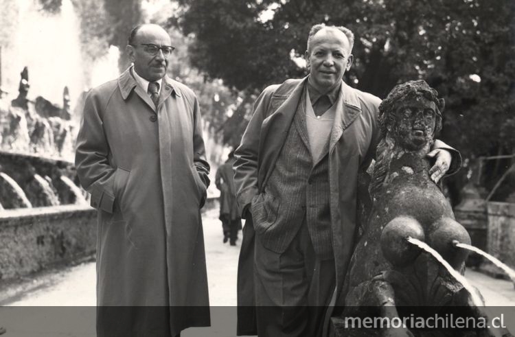 Humberto Díaz Casanueva a la derecha abraza una estatua, Italia, 1955