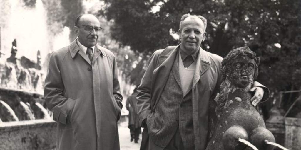 Humberto Díaz Casanueva a la derecha abraza una estatua, Italia, 1955