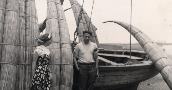 Humberto Díaz Casanueva junto a mujer delante de embarcación