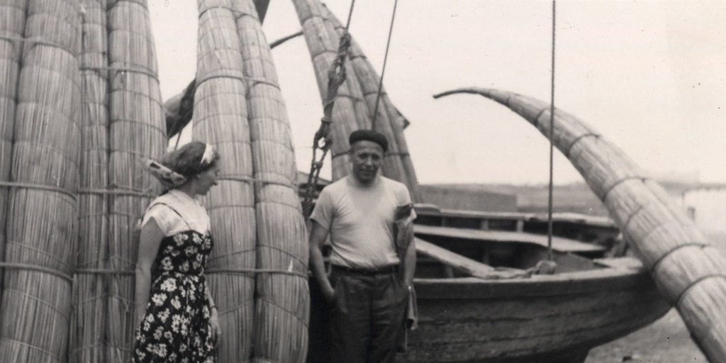 Humberto Díaz Casanueva junto a mujer delante de embarcación