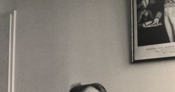 Humberto Díaz Casanueva sentado en escritorio, 1972