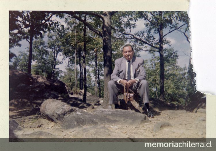 Rosamel del Valle en Bear Mountain, New York, 1960