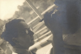 Tótila Albert esculpiendo una obra, 1940