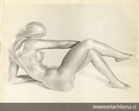 Detalle de escultura pequeña de mujer desnuda y recostada