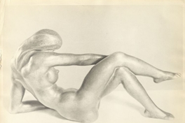 Detalle de escultura pequeña de mujer desnuda y recostada