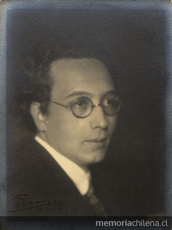 Tótila Albert joven con anteojos, hacia 1920