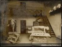Tótila Albert joven en su taller de Alemania, posando con dos esculturas, hacia 1925