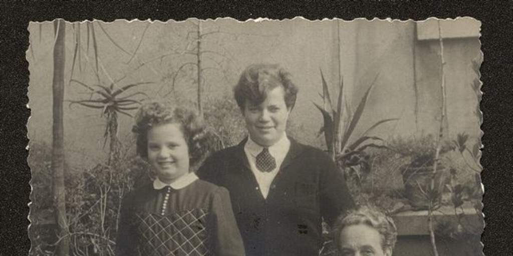 Tótila posando junto a su esposa Ruth Erhmann e hija, 1953