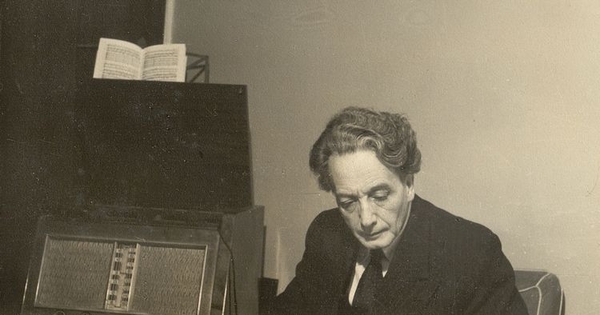 Tótila escribiendo mientras escucha música, hacia 1950