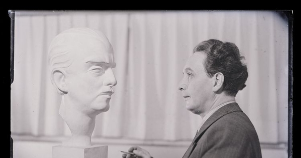 Tótila Albert de perfil trabajando en escultura de Claudio Arrau, hacia 1947