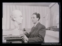 Escultura de Claudio Arrau y Tótila Albert de perfil, hacia 1947