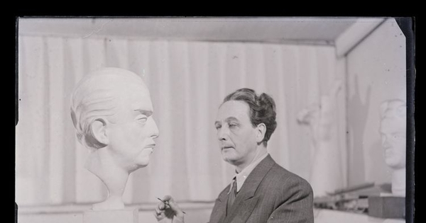 Escultura de Claudio Arrau y Tótila Albert de perfil, hacia 1947