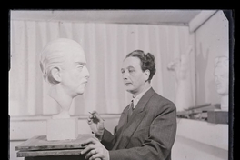 Escultura de Claudio Arrau y Tótila Albert de perfil, hacia 1947
