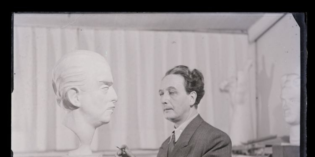 Escultura de Claudio Arrau y Tótila Albert de perfil, hacia 1947