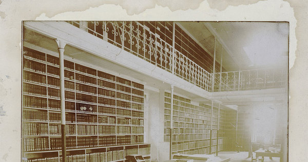 Interior de biblioteca colonial, hacia 1800