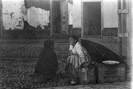 Dos mujeres conversando sobre sus canastos y cajones