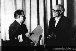 Joaquín Luco recibiendo Premio Nacional de Ciencias de manos del Ministro de Educación, Almirante Arturo Troncoso, 1975