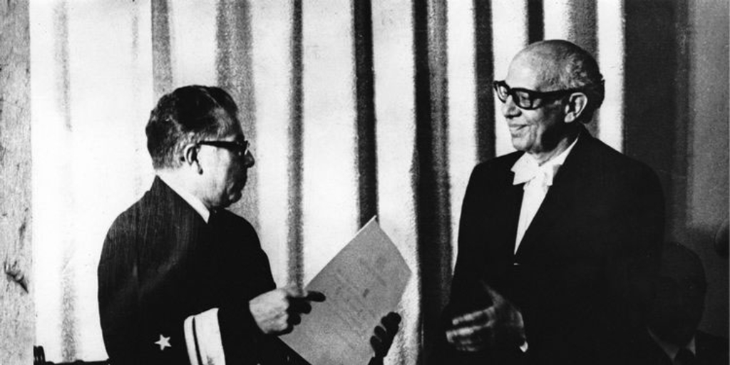 Joaquín Luco recibiendo Premio Nacional de Ciencias de manos del Ministro de Educación, Almirante Arturo Troncoso, 1975