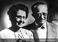 Matrimonio Gildemesiter con dedicatoria a J. Luco. Retrato del matrimonio compuesto por Gabriela y Sigfred Gildemeister, amigos y mecenas de Luco, con dedicatoria manuscrita. 1950