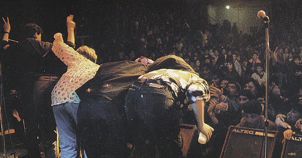 Sexual Democracia saludando al público, 1992