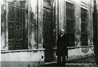 Manuel Rojas junto a su casa en Colombres, Argentina