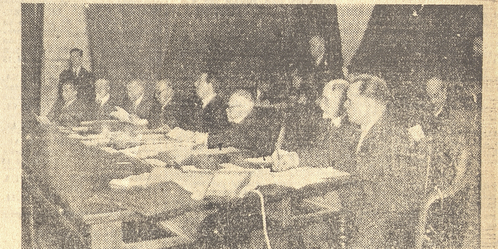 Otro aspecto de la mesa directiva de la convención, Diario El Mercurio, Santiago 14 de octubre de 1993. Página 13.; Digitalizar imagen;