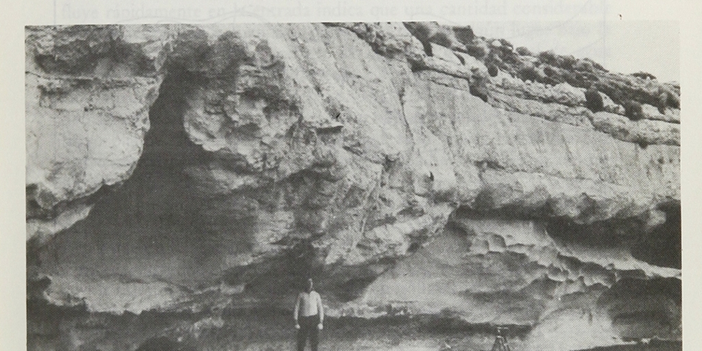 Cañadón Leona, refugio 5, antes de la excavación.Viajes y arqueología en Chile austral. Ediciones de la Universidad de Magallanes, Punta Arenas. 1988.