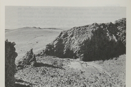 Cueva Palli Aike durante la excavación.Viajes y arqueología en Chile austral. Ediciones de la Universidad de Magallanes, Punta Arenas. 1988.