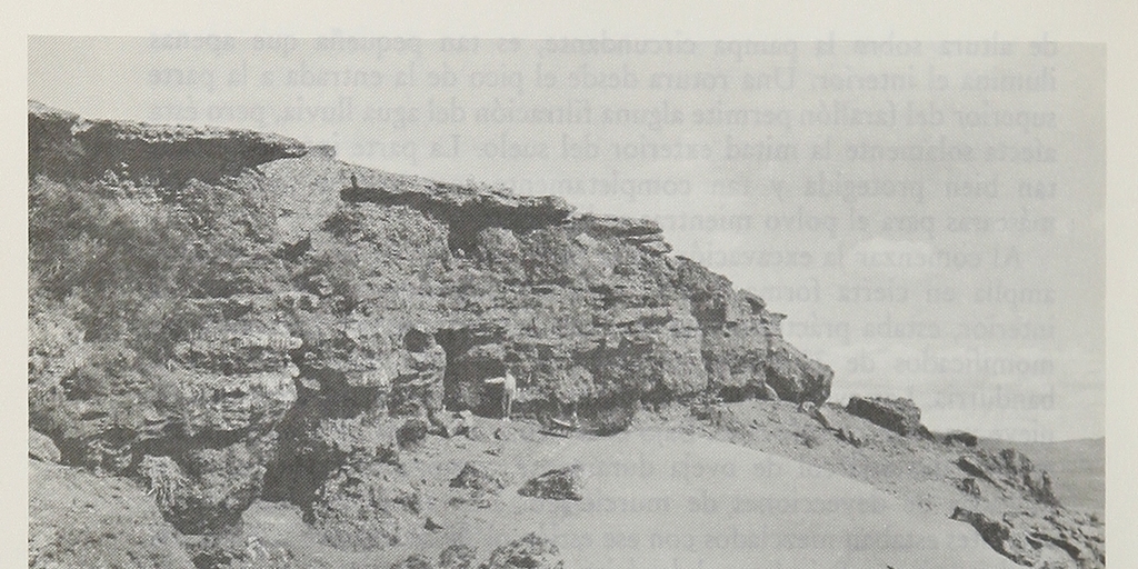 Cerro Sota antes de la excavación.Viajes y arqueología en Chile austral. Ediciones de la Universidad de Magallanes, Punta Arenas. 1988.