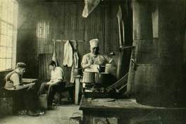 Interior de cocina para obreros, en una estancia de Magallanes