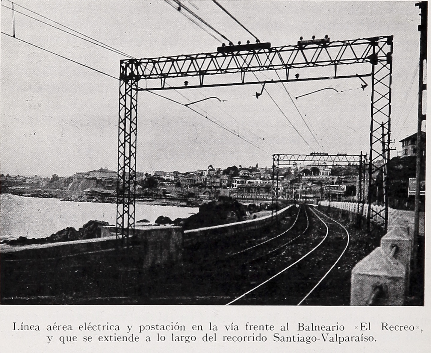 Línea aérea eléctrica y postación en la vía frente al Balneario «El Recreo»