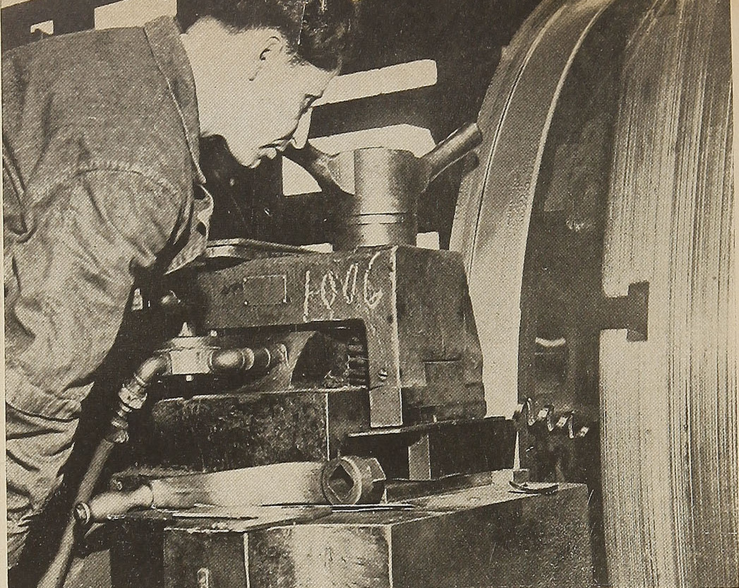 Obrero torneando una rueda de locomotora en el Taller de Maquinarias de la Maestranza San Bernardo