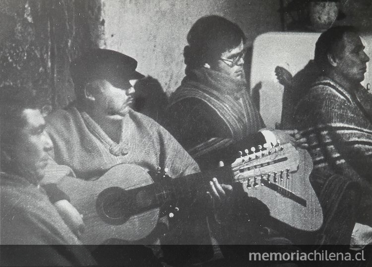  Pie de foto: Santos Rubio y Juan Pérez, dos guitarroneros pircanos. 2004