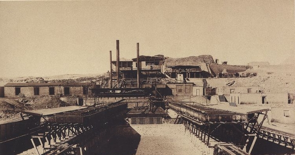 Pie de página: Maquinaria y bateas de la Oficina Salitrera Argentina. 1889. Fotografía de L. Boudat.