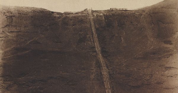 Pie de página: Caleta Buena. Andarivel, Bodega y Muelle perteneciente a la Oficina Salitrera Agua Santa. 1889. Fotografía de L. Boudat.