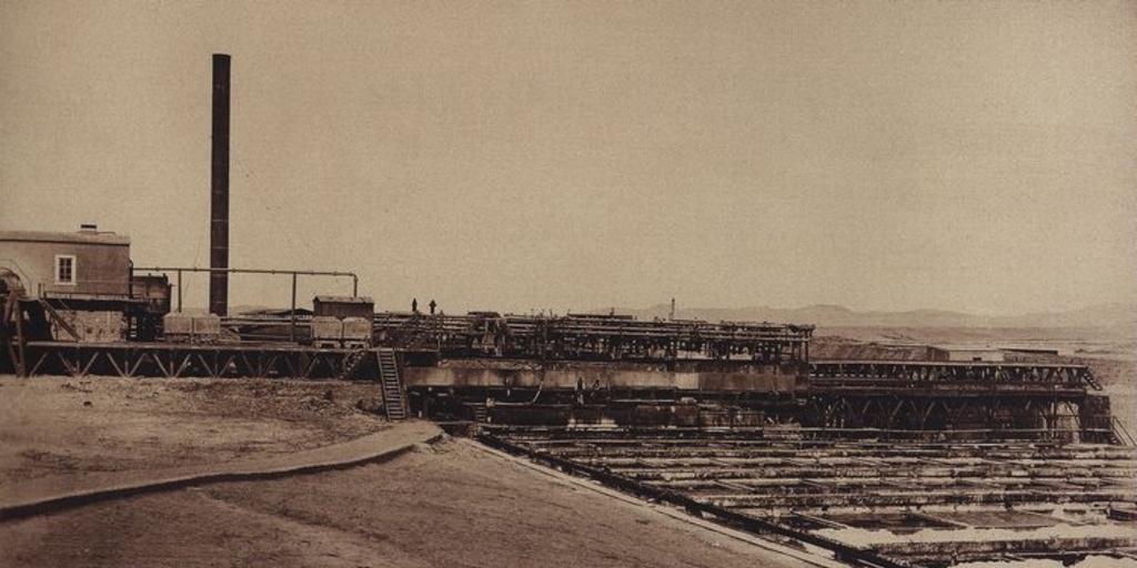 Pie de página: Vista general de costado de la Oficina Salitrera La Patria. 1889. Fotografía de L. Boudat.