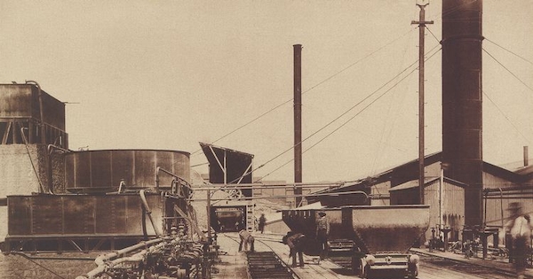 Pie de página: Carros de Caliche de la Oficina Salitrera Rosario de Huaras. 1889. Fotografía de L. Boudat.