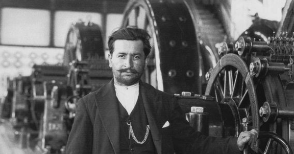 Pie de foto: José Bravo, empleado, frente a turbinas generadoras de la Subestación Victoria, 31 de octubre de 1922