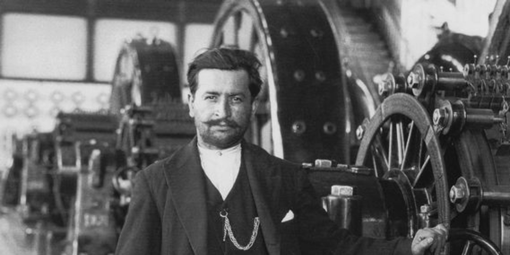 Pie de foto: José Bravo, empleado, frente a turbinas generadoras de la Subestación Victoria, 31 de octubre de 1922