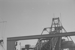 Pie de foto: Carbón conducido por la cinta transportadora hasta el cargador móvil, instalado en el extremo del muelle de embarque, 1940. Fotografía de Ignacio Hochhäusler.
