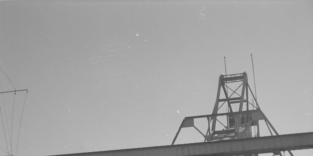 Pie de foto: Carbón conducido por la cinta transportadora hasta el cargador móvil, instalado en el extremo del muelle de embarque, 1940. Fotografía de Ignacio Hochhäusler.
