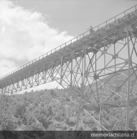 Pie de foto: Puente ferroviario Bío Bío en Concepción, 1940. Fotografía de Ignacio Hochhäusler.
