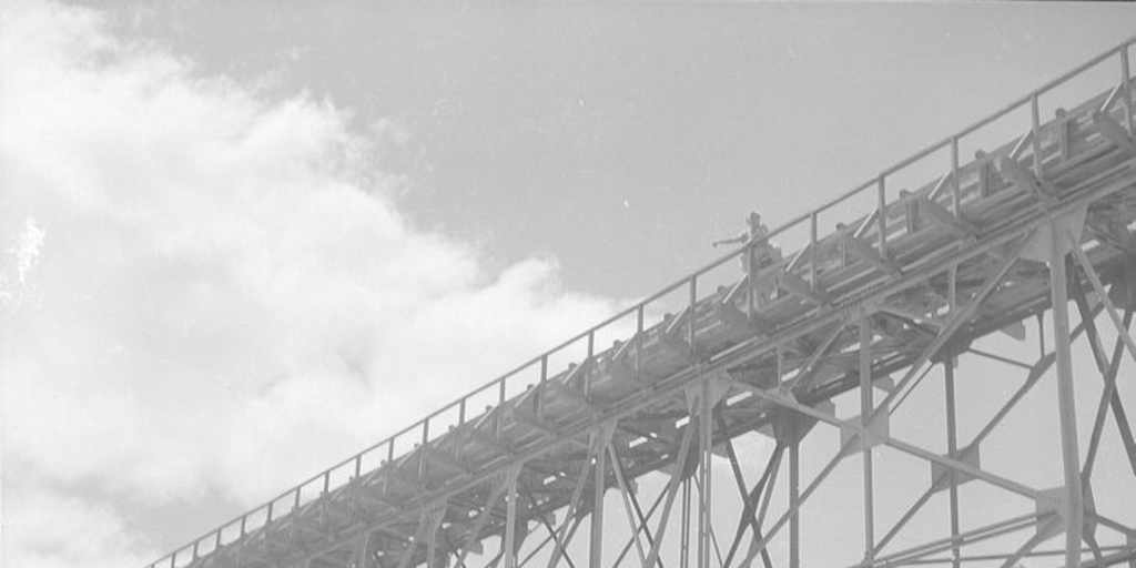 Pie de foto: Puente ferroviario Bío Bío en Concepción, 1940. Fotografía de Ignacio Hochhäusler.