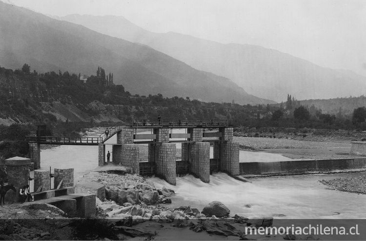 Pie de foto: Bocatoma del Canal Eyzaguirre. Abril de 1918. Archivo Fotográfico de CHILECTRA